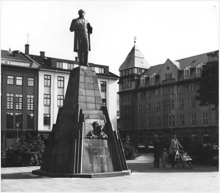 Statue of Jón Sigurðsson on Austurvöllur square facing the Icelandic parliament