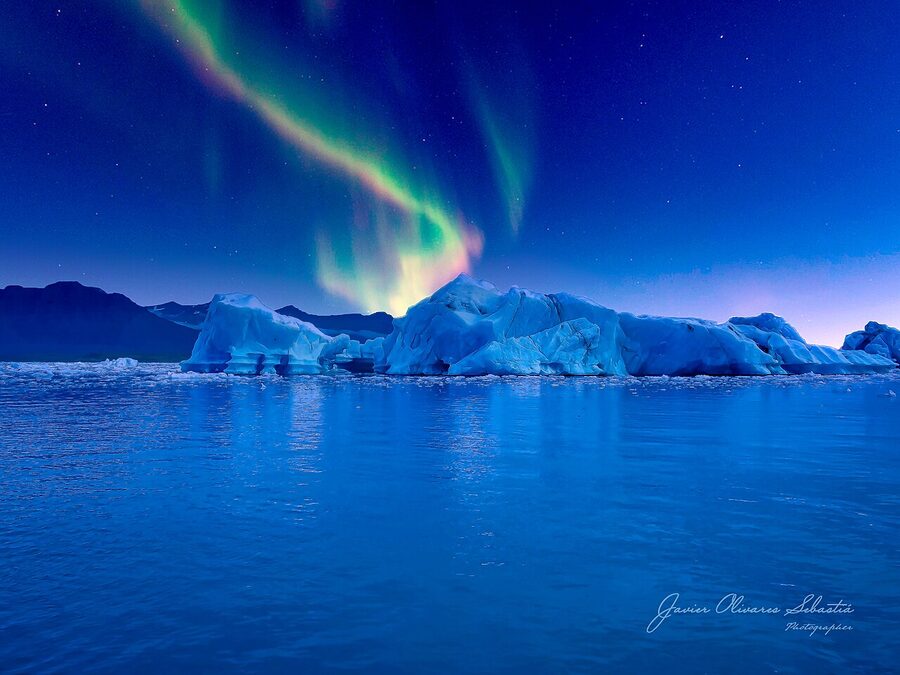 Aurora light over Jökulsárlón glacier lagoon at the foot of Vatnajökull
