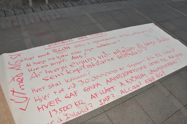 Icelanders banging pots and pans outside the Alþing during the 2009 Pots and Pans Revolution