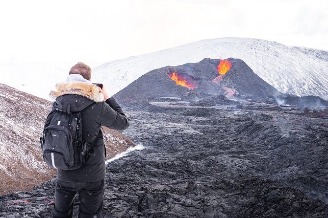 4-Day Iceland: Golden Circle, South Coast, Volcano Hike & Northern Lights - Northern Lights near midnight: how the hunt actually works