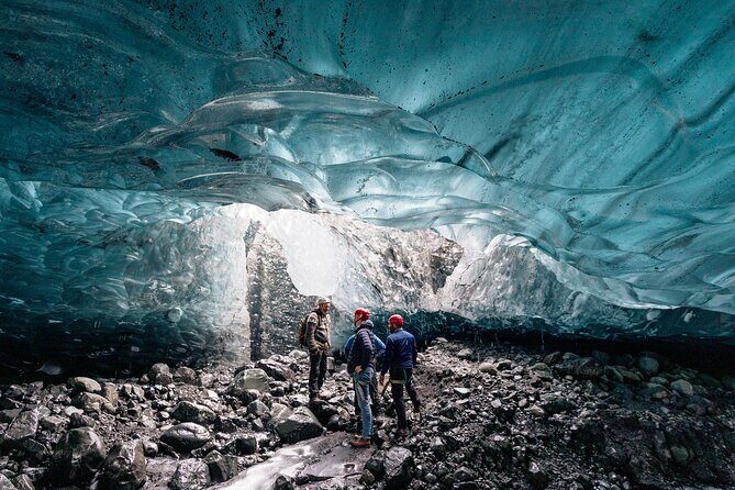 4-Day Iceland: Golden Circle, South Coast, Volcano Hike & Northern Lights - Golden Circle in winter: Þingvellir, Geysir, Gullfoss, then the waterfall run