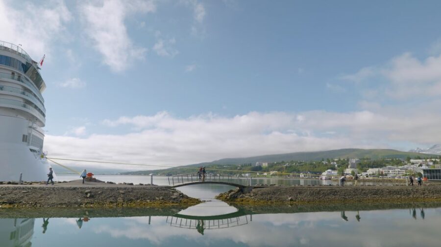 Akureyri Port: Lake Mývatn and Godafoss Waterfall Tour - On the Road to Lake Mývatn: Use the Wi‑Fi Time