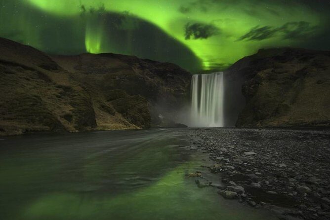 Chasing Aurora Borealis with Warmth and Treats in Premium Tour! - Reykjavik Aurora Hunts: why leaving the city this late is the whole game