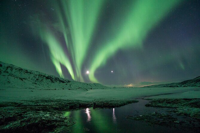 Cozy Northern Lights Tour with Icelandic Treats - The On-Board Comfort: Blankets, Wi‑Fi, and Hot Chocolate While You Wait