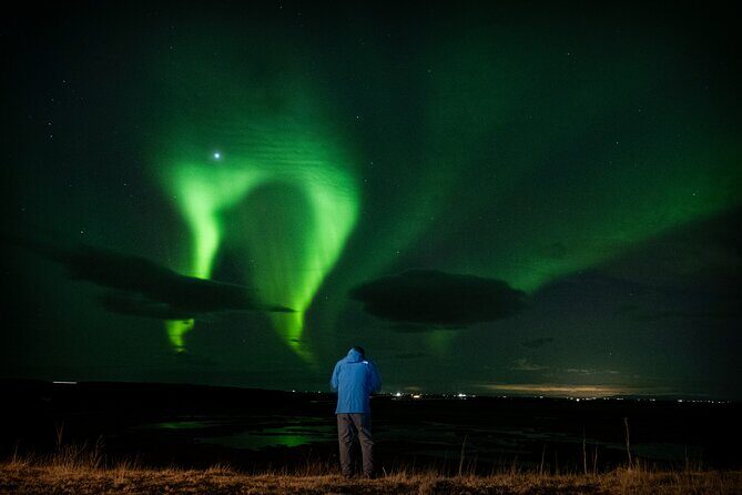 From Reykjavik 4x4 Minibus Northern Lights with Photo and Cocoa - Staying warm without ruining the view