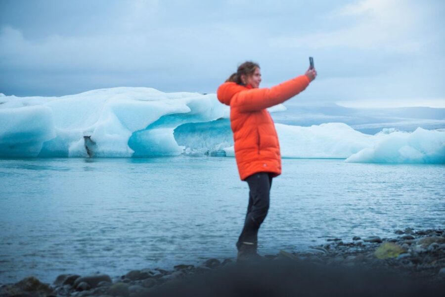 From Reykjavik: Jökulsárlón Glacier Lagoon and Diamond Beach - Jökulsárlón Glacier Lagoon: where the iceberg show starts