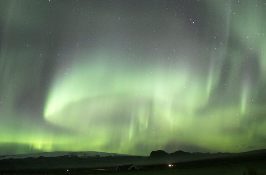 From Reykjavik: Northern Lights Hunt Super Jeep Tour - Warm drinks and Icelandic doughnuts during a 4-hour cold-weather window