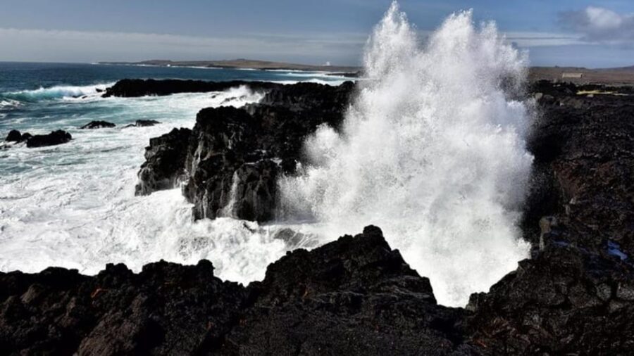 From Reykjavik: Reykjanes Geopark Tour & Airport Transfer - Grænavatn’s teal crater-water view