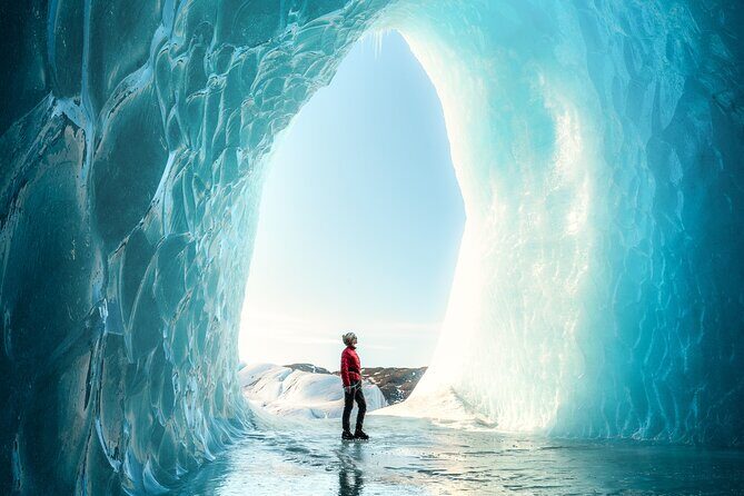 Glacier and Ice Cave Private Photoshoot - 15 Shot Photo Package - Key things that make this glacier photoshoot work