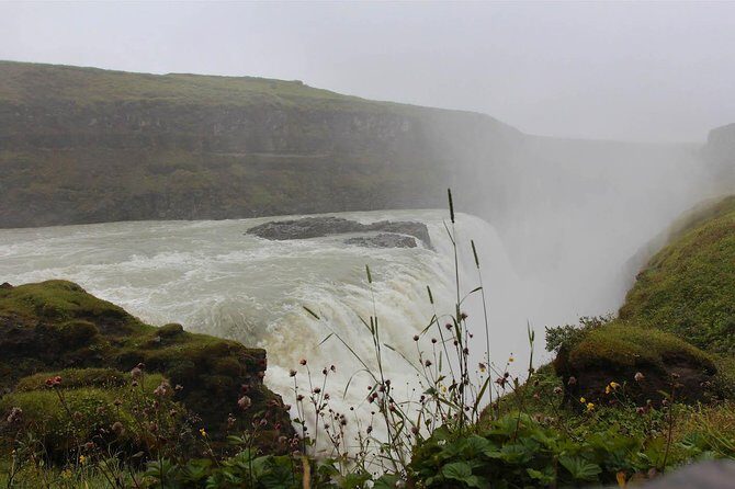 Golden Circle & Secret Lagoon & Friðheimar (lunch included) - PRIVATE TOUR - Gullfoss waterfall: above the falls, then closer