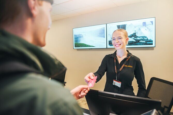 Iceland Airport Transfer from Reykjavík Hotels to KEF Airport - Onboard ride experience: Wi-Fi, comfort, and how drivers help