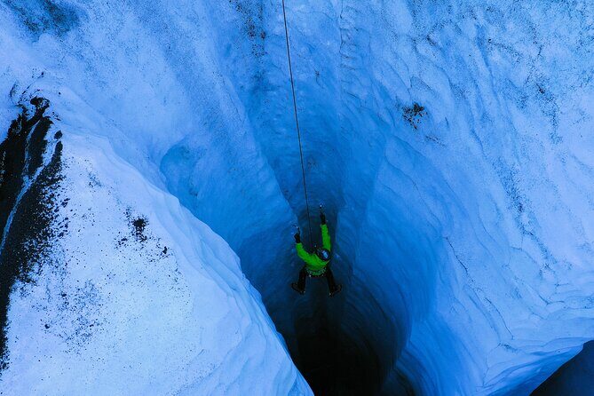 Micro group - Ice climbing at Sólheimajökull - Crossing crevasses and moulins: why the first glacier steps feel intense