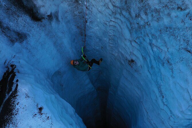 Micro group - Ice climbing at Sólheimajökull - What the guide does right (and why people come away happy)