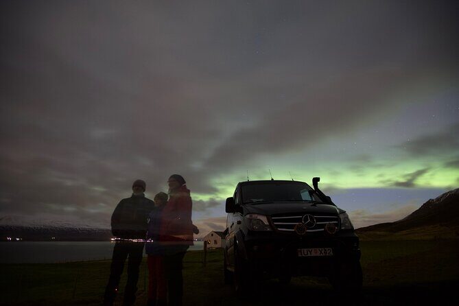 Northern Lights Classic MiniBus Tour from Akureyri - On-the-ground viewing: hot chocolate, waiting, and how guides change the odds
