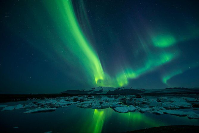 Northern Lights Guided Bus Tour from Reykjavik - Camera, phones, and the reality that aurora can look different
