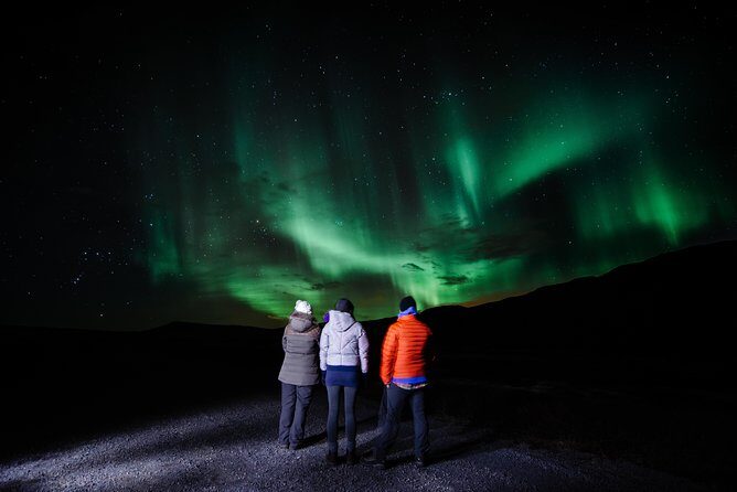 Northern Lights Minibus Tour with Hot Cocoa, Blankets & Photos - Key takeaways