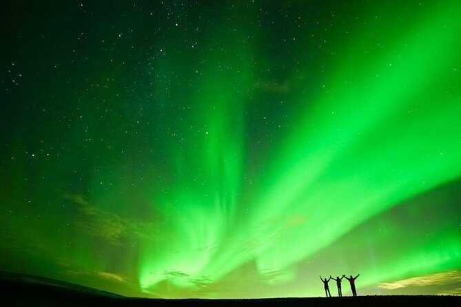 Northern Lights Minibus Tour with Hot Cocoa, Blankets & Photos - Price and Value: $106.44 for Pickup, Cocoa, and Photo Sharing