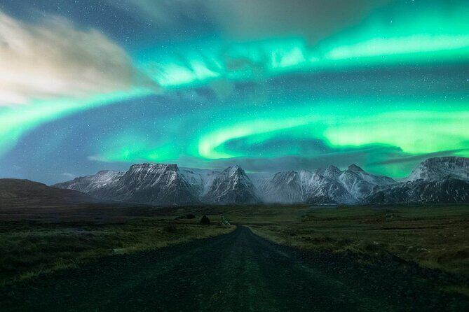 Northern Lights Small-Group Tour with Free Photos & Hot Chocolate - Hot Chocolate and a Chocolate Bar: Comfort That Actually Helps