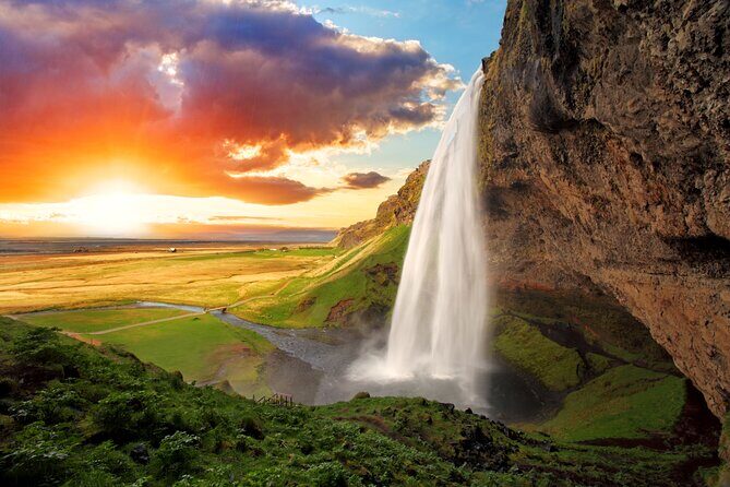 Private South Coast tour / Black Sand Beach, Waterfalls and more - Skógafoss: the big waterfall that still lets you get close