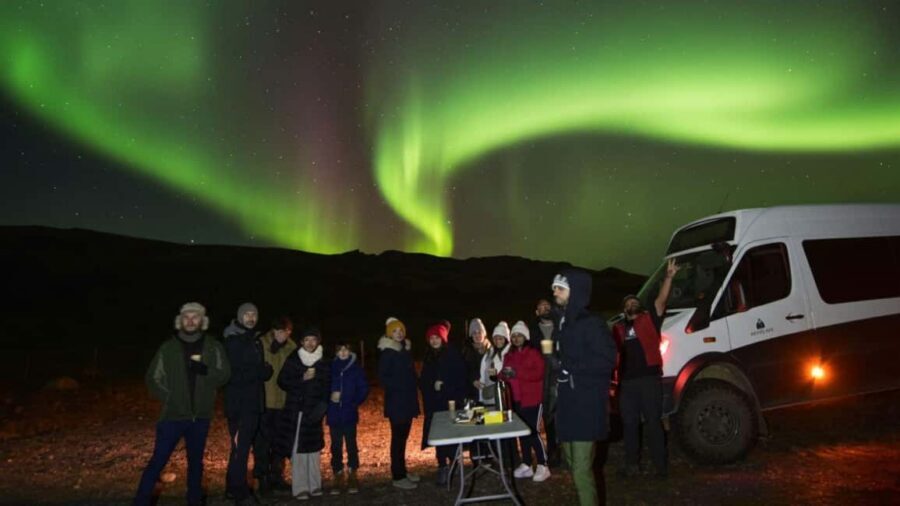 Reykjavík: 4x4 Minibus Northern Lights with Photo and Cocoa - Reykjavik pickup: easy logistics for a very inconvenient season