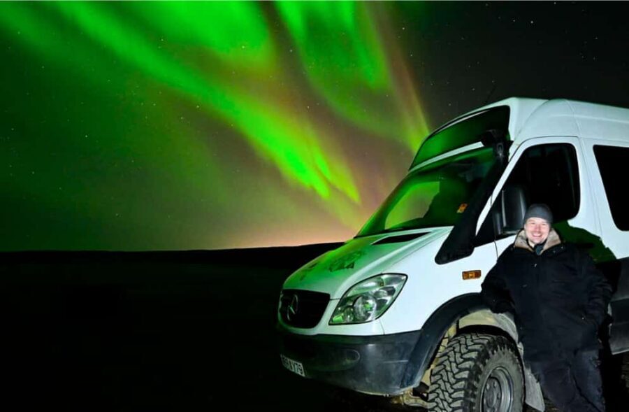 Reykjavík: 4x4 Minibus Northern Lights with Photo and Cocoa - A guided night that blends stories with how the aurora works