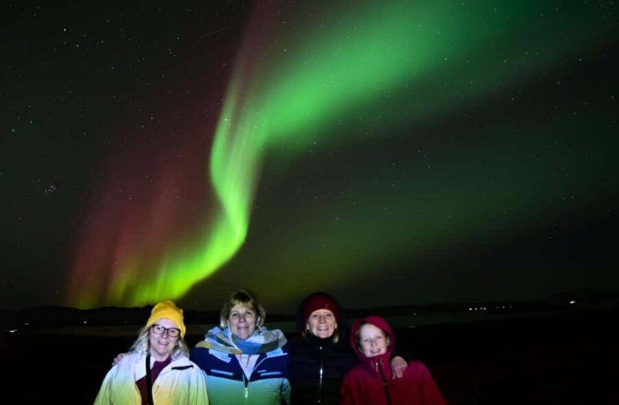 Reykjavík: 4x4 Minibus Northern Lights with Photo and Cocoa - Weather reality: your odds, their plan, and why rescheduling helps