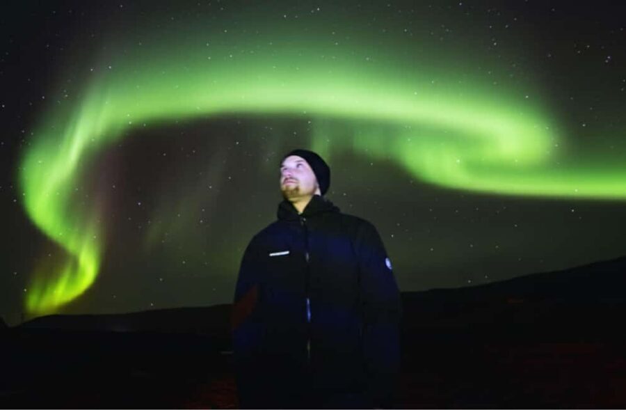 Reykjavík: 4x4 Minibus Northern Lights with Photo and Cocoa - Price and value: what you get for $136 per person