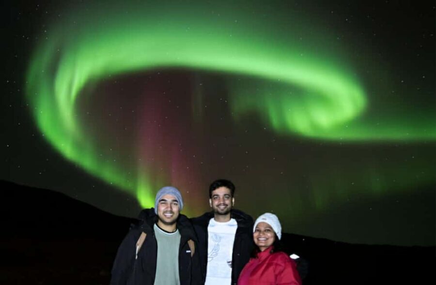 Reykjavík: 4x4 Minibus Northern Lights with Photo and Cocoa - Why the 4x4 minibuses make a real difference after dark