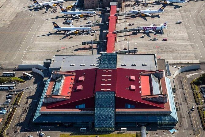 Reykjavik area to Keflavik Private Luxury Airport Transfer - Meeting point at Keflavík International Airport and arrival planning