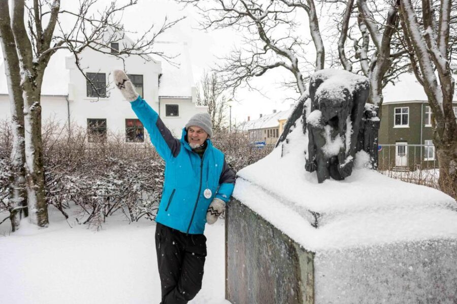Reykjavik: Feline-Focused City Walking Tour - Lake Tjornin: where the tour slows down and the myths start sticking