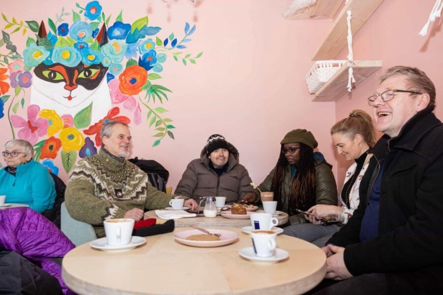 Reykjavik: Feline-Focused City Walking Tour - Kattakaffihúsið: coffee, pastry, and the cat-petting payoff