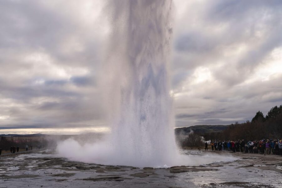 Reykjavík: Golden Circle and Silfra Snorkeling Combo Tour - Kerið Crater: the quick stop that adds variety