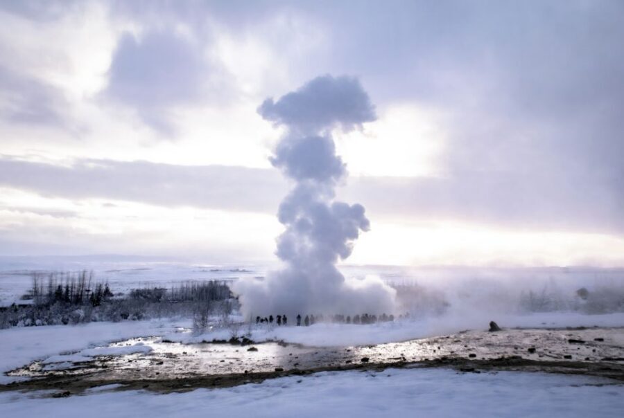 Reykjavik: Golden Circle, Tomato Farm and Kerið Crater Tour - Geysir and Strokkur: timing eruptions like a pro