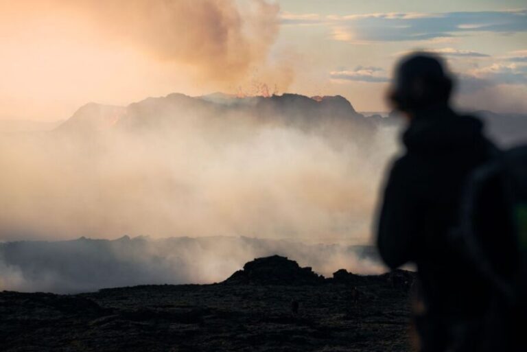 Reykjavik: Guided Tour to Volcano and Reykjanes Geopark