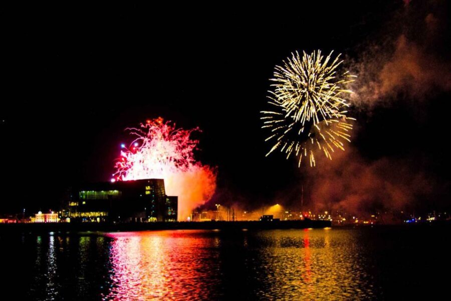 Reykjavik: New Year's Eve Fireworks Cruise - A 2-hour Reykjavik New Year’s Eve fireworks view from Faxaflói Bay