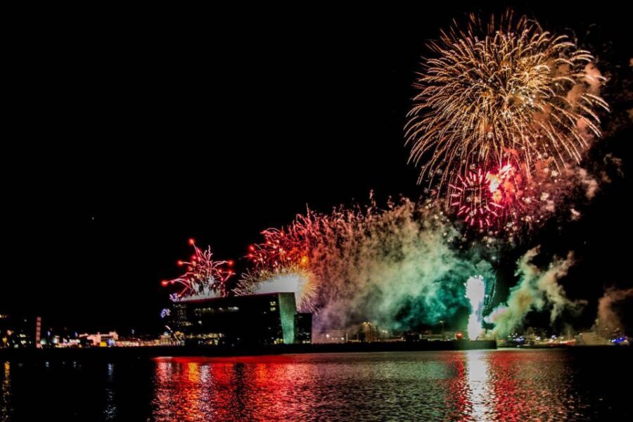 Reykjavik: New Year's Eve Fireworks Cruise - Champagne at midnight and the fireworks show from the sea