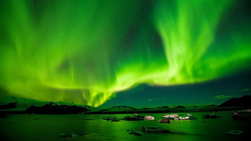 Reykjavik: Northern Lights Adventure Tour with Hot Chocolate - The 3.5-hour plan: drives, guided viewing, and photo time