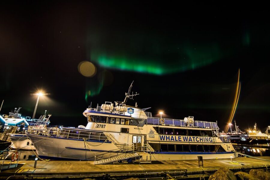 Reykjavik: Northern Lights Guided Boat Tour - From Old Harbour to the viewing sweet spot
