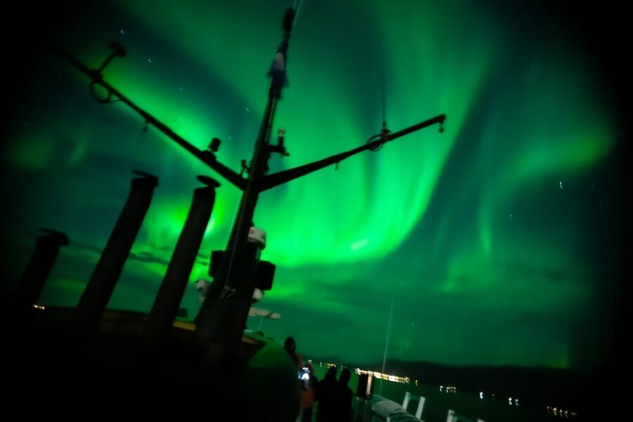 Reykjavik: Northern Lights Guided Boat Tour with Photos - The Boat, the Crew, and the Vibe: Rósin or Andrea