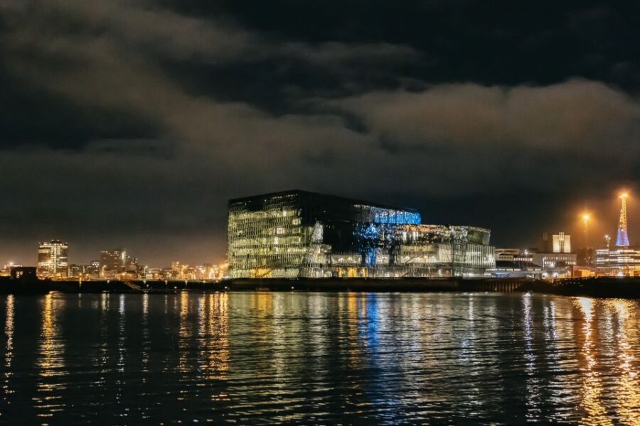 Reykjavik: Northern Lights Yacht Tour - Warmth, bar service, and the onboard comfort that keeps you outside longer