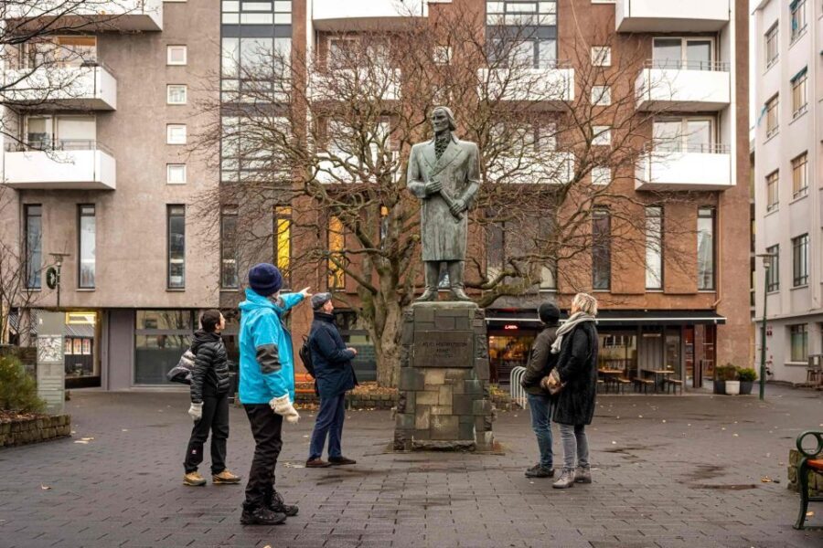 Reykjavik: Sightseeing Walking Tour with a Viking - Starting at Ingólfur Square: how the tour finds your bearings