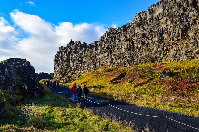 Reykjavik: The Lava Tunnel and Golden Circle Small-Group Tour - The mid-day switching point and lunch reality