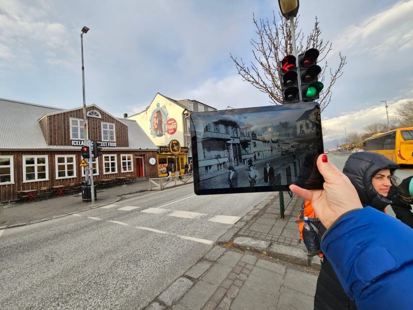 Reykjavik: World War II Walking tour around the city centre - Starting at Hotel Borg in Austurvollur: Your WWII compass