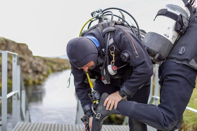 Silfra: Diving Between Tectonic Plates and Pick Up from Reykjavik - The briefing with a PADI instructor: where confidence is built