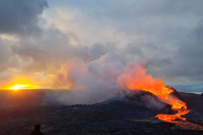 Small Group Volcano Hike with a Professional Geologist - What you learn from the geologist on the lava field