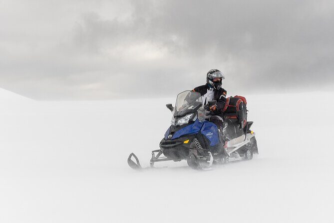 Snowmobile tour on Vatnajökull - Stop 3: Jöklasel briefing and a controlled return