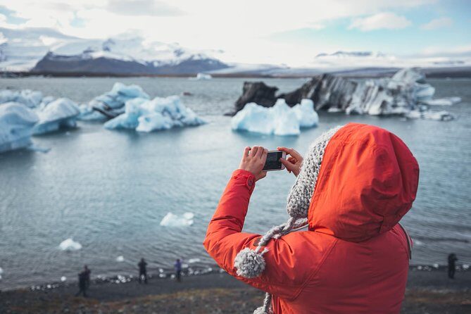 South Coast, Diamond Beach and Glacier Lagoon Day Tour - Skógafoss and the Route Toward the Ice: Water Power Then Volcanic Sand